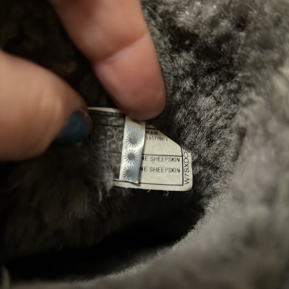 UGG Womens Classic Short II - Picture 9 of 9